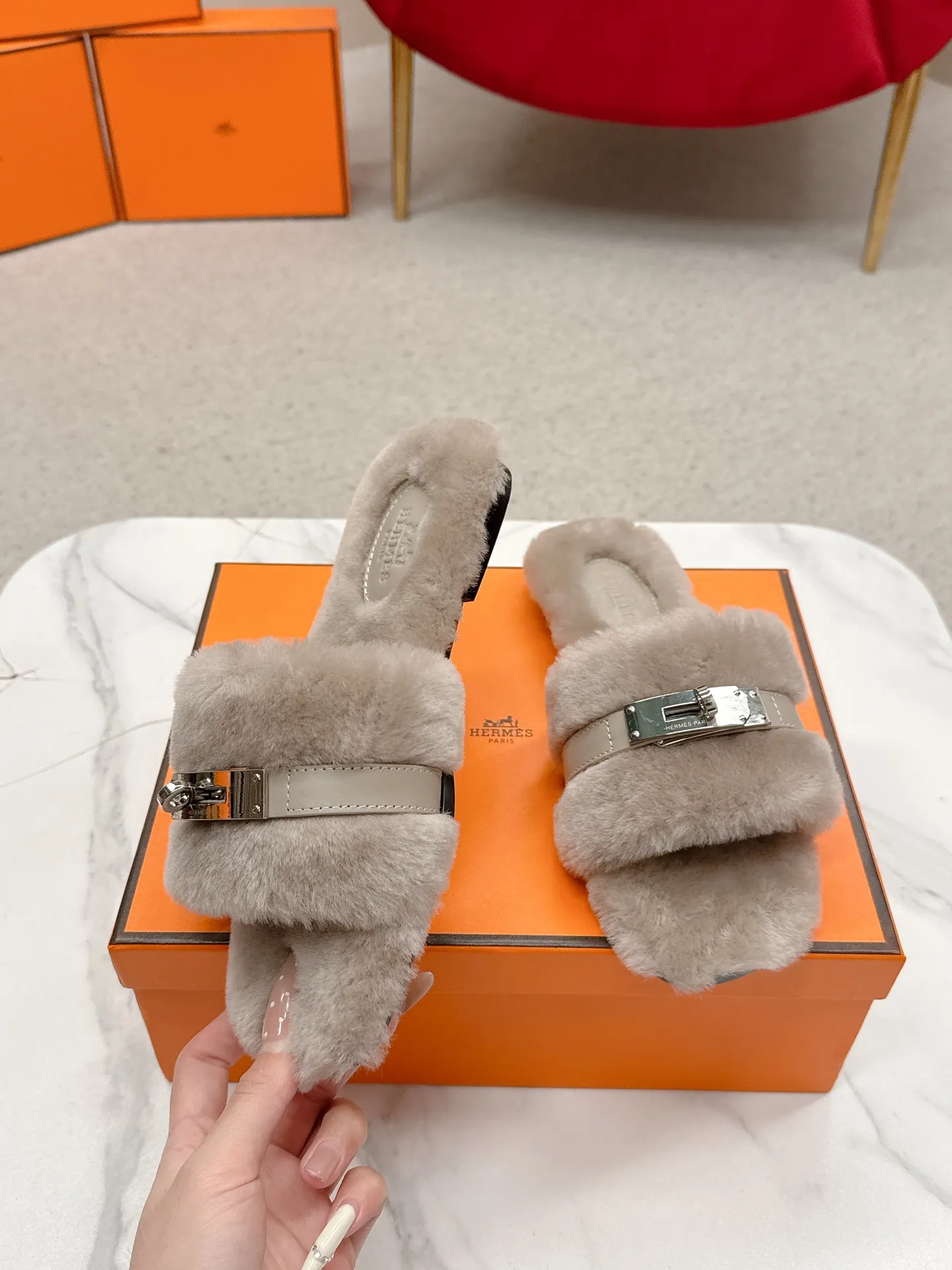 👟👟Ex-factory price 480👟👟 Hermes 🐎25/ Latest Autumn and Winter fur one-piece fur slippers KeIIy locks are embellished on the uppers with palladium plating to reflect low-key light. This year’s fabrics are made of lamb wool, which is fluffy and cute. It feels like stepping on clouds. Wear it barefoot or with socks, it is very fashionable 🎁 Paired with suit pants, it is an invisible shirt in the workplace. Echoing the knitted skirt, it has become a standard accessory for lazy afternoons. Pair it with jeans for a more casual style. ✔️Fabric: wool ✔️Inner lining: imported lamb wool ✔️Sole: original leather sole ✔️Size: #35-42 (customized at 40.41.42)